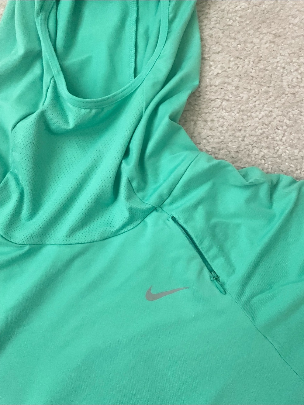 Nike Running Women’s Teal Mint Long Sleeve Training Top with Lightweight Hood - Picture 3 of 5